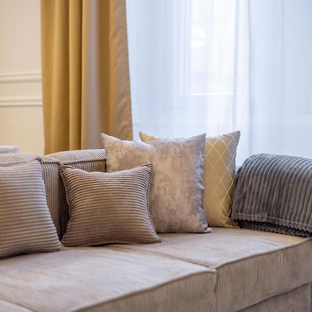 Exclusive & Prestigious Central Residence W/ Balcony Boedapest Buitenkant foto
