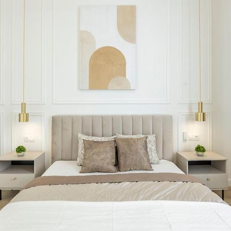 Exclusive & Prestigious Central Residence W/ Balcony Boedapest Buitenkant foto