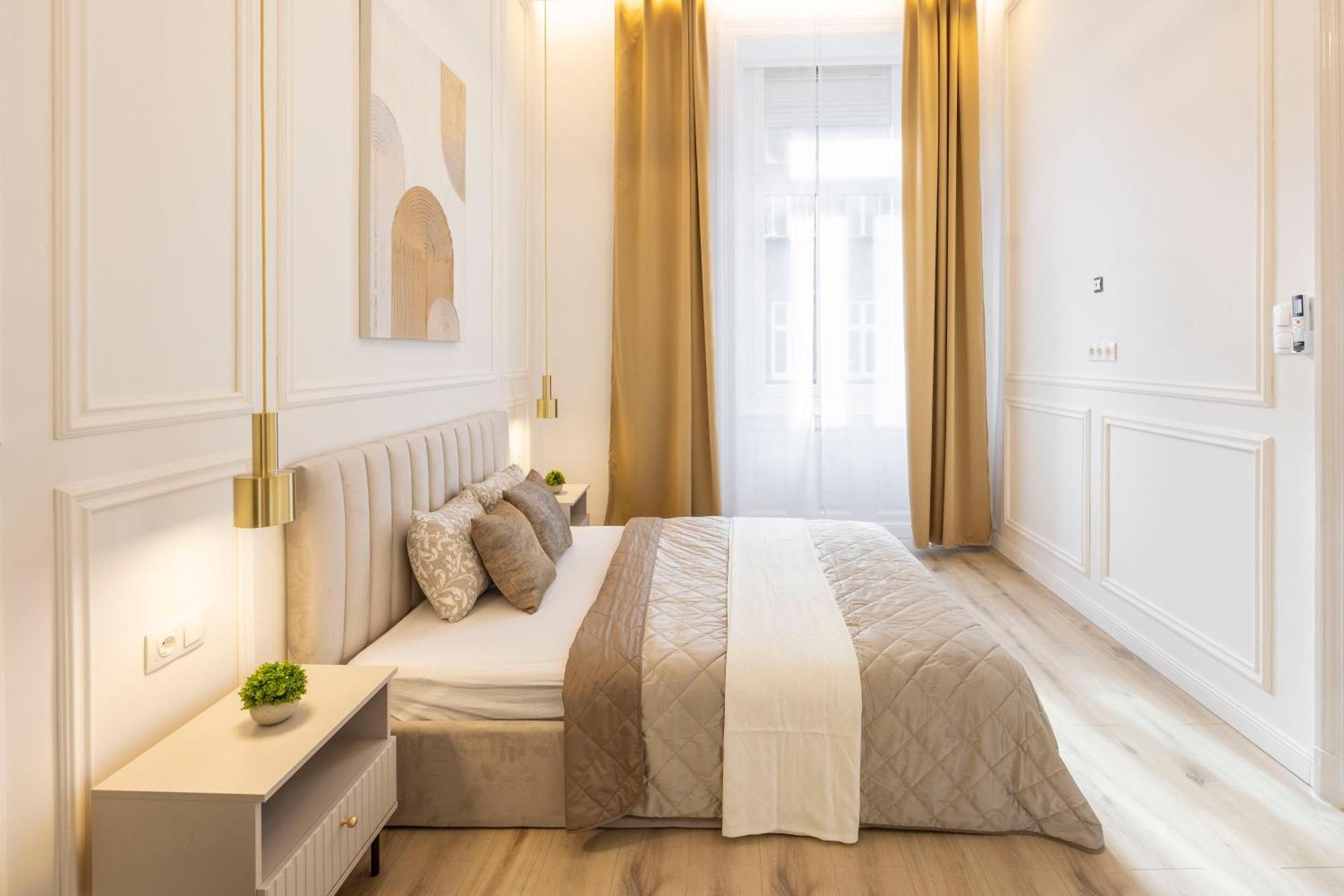 Exclusive & Prestigious Central Residence W/ Balcony Boedapest Buitenkant foto