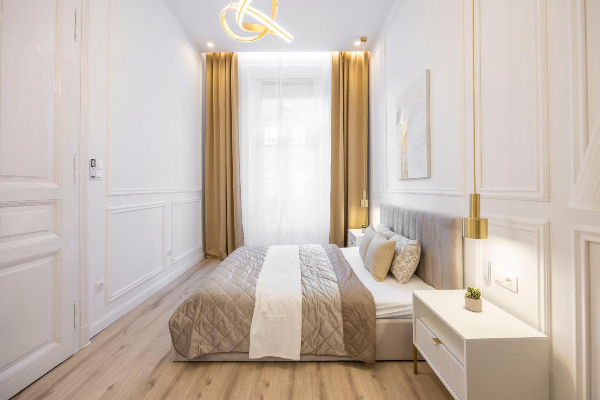Exclusive & Prestigious Central Residence W/ Balcony Boedapest Buitenkant foto
