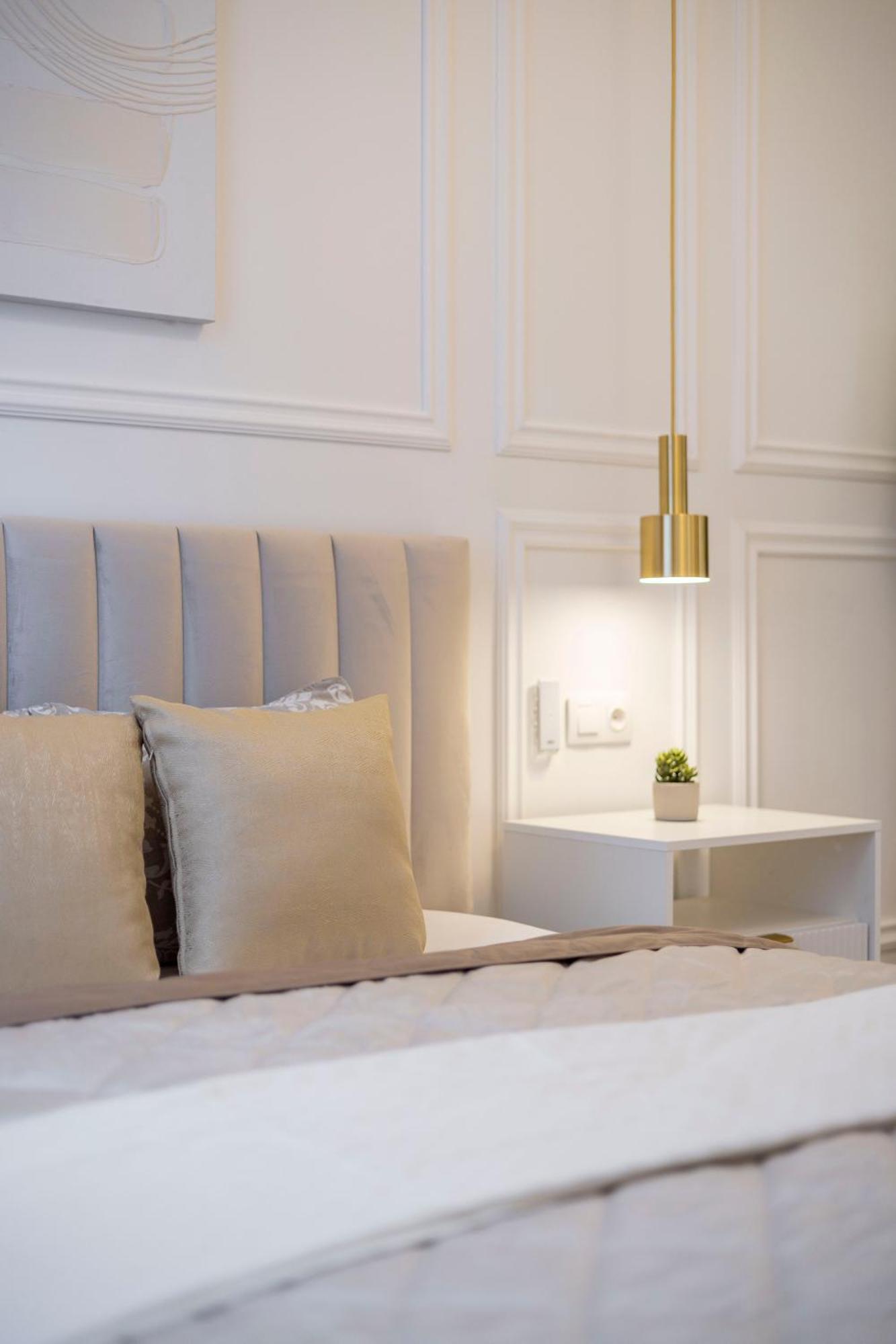Exclusive & Prestigious Central Residence W/ Balcony Boedapest Buitenkant foto