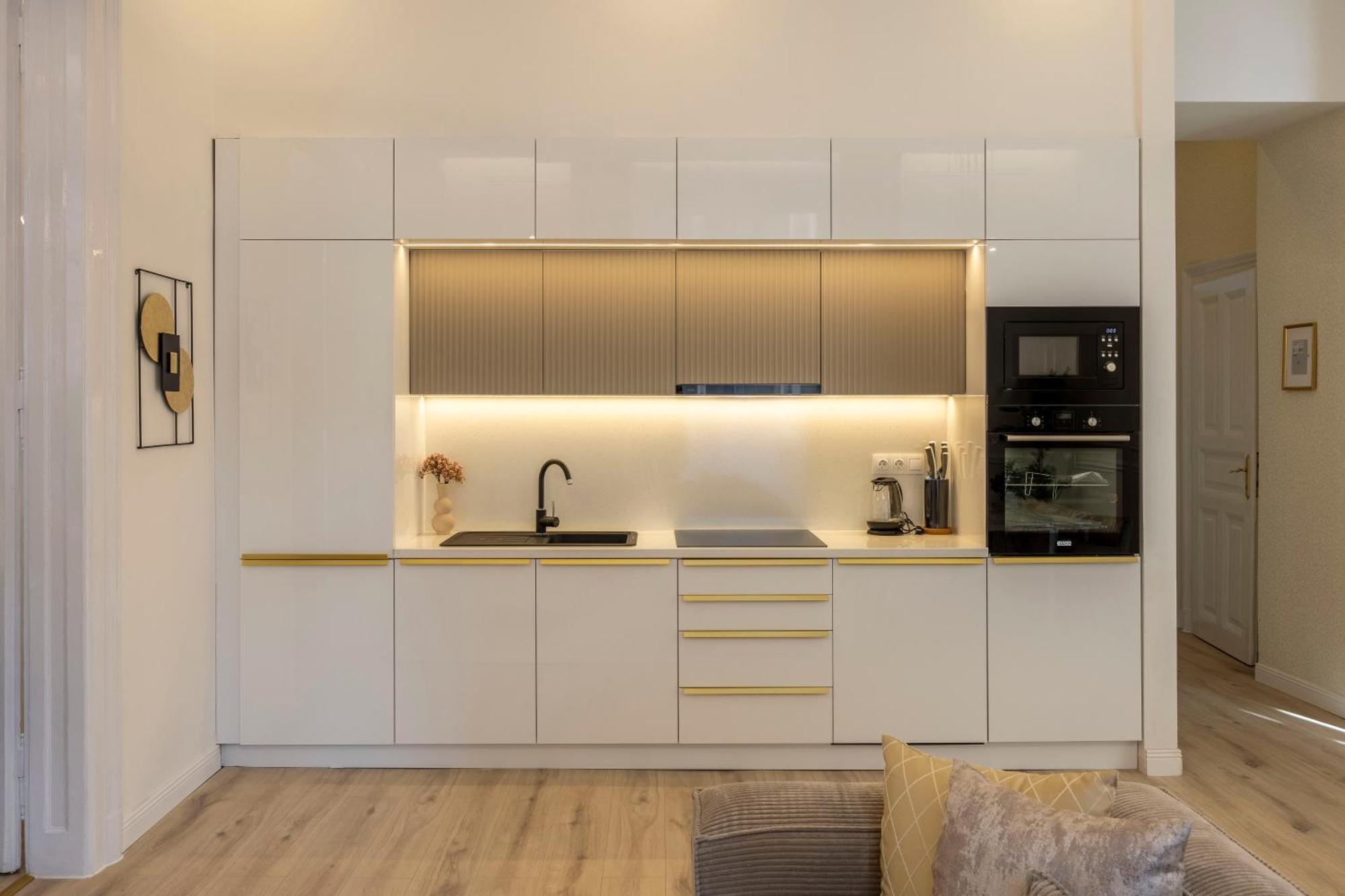 Exclusive & Prestigious Central Residence W/ Balcony Boedapest Buitenkant foto